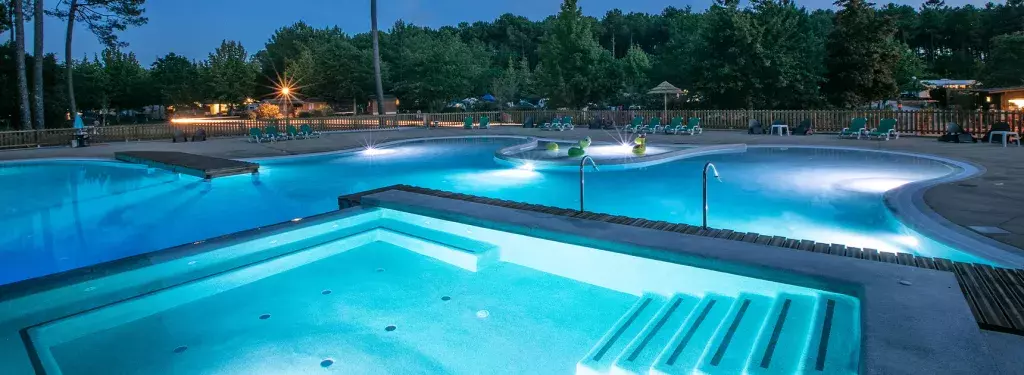 Piscine la nuit au camping de Mimizan Lac